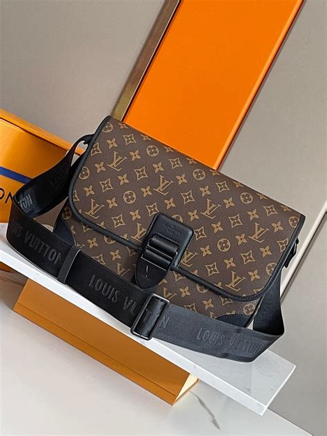 bao Louis Vuitton nam